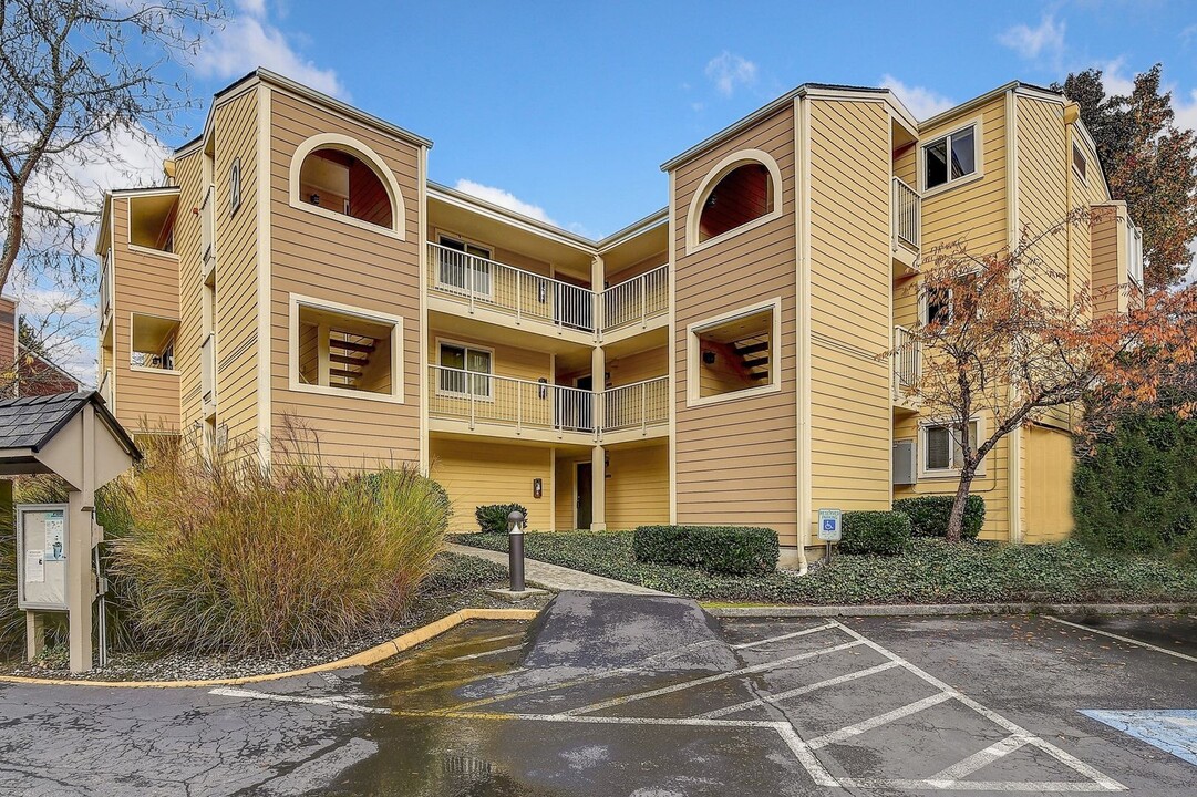 7368 West Lake Sammamish Pkwy NE in Redmond, WA - Building Photo