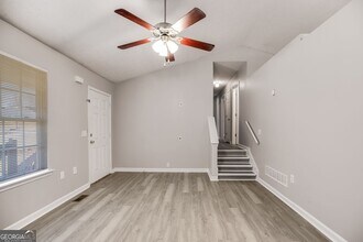 18 Twin Oaks Ln in Dallas, GA - Foto de edificio - Building Photo