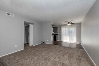 Pine Creek Apartments in Wichita, KS - Foto de edificio - Interior Photo