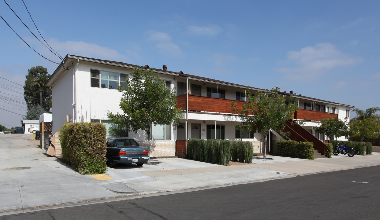 4680-4692 Edgeware Rd in San Diego, CA - Building Photo