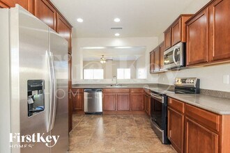 390 E Yellow Wood Ave in San Tan Valley, AZ - Foto de edificio - Building Photo