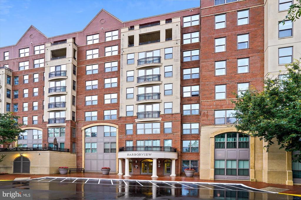 485 Harbor Side St in Woodbridge, VA - Building Photo