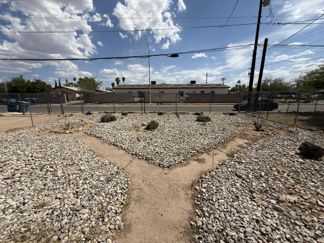 5709 E 26th St in Tucson, AZ - Foto de edificio - Building Photo