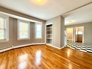 879 Broadway in Somerville, MA - Foto de edificio - Building Photo