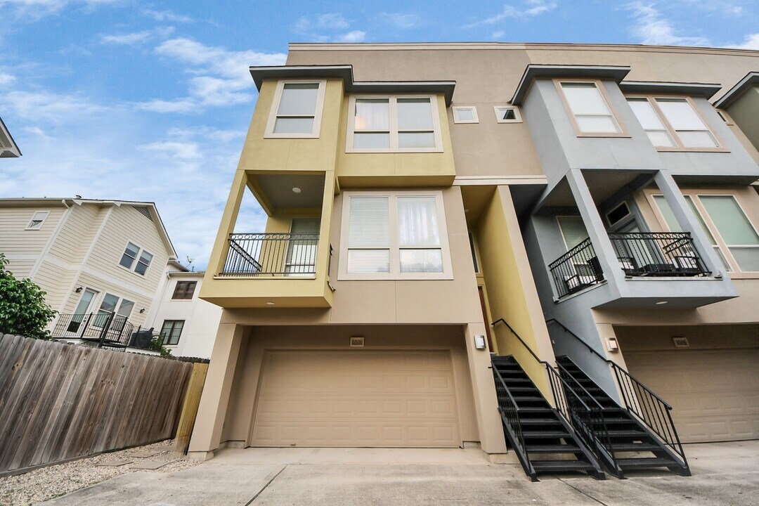 5526 Crooms St in Houston, TX - Building Photo