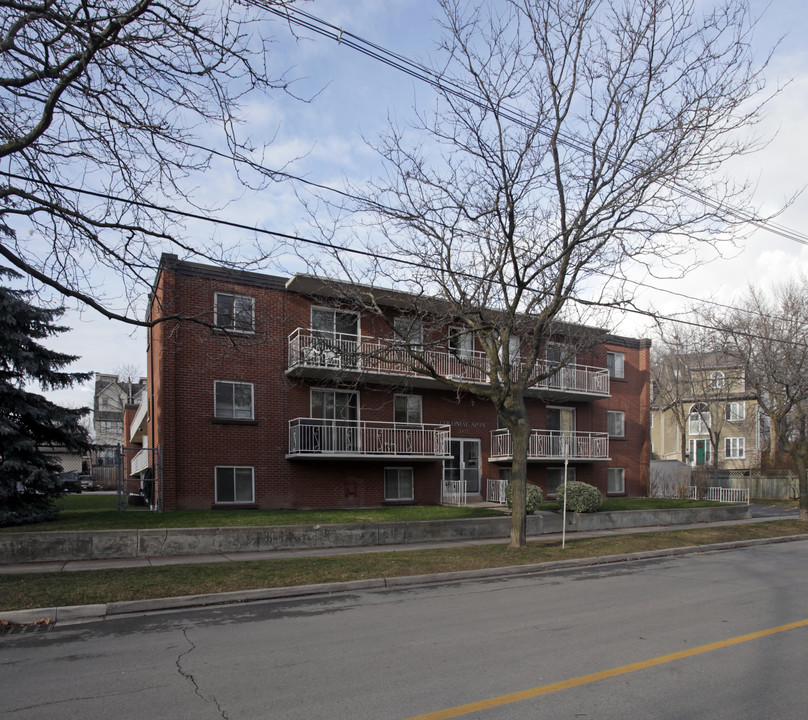 Colonial in Oakville, ON - Building Photo