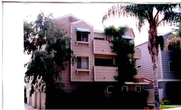 218 Grand Ave in Long Beach, CA - Building Photo