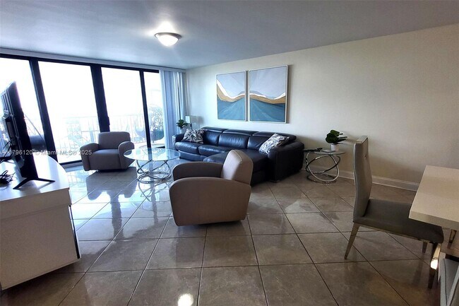 2101 S Ocean Dr in Hollywood, FL - Foto de edificio - Building Photo