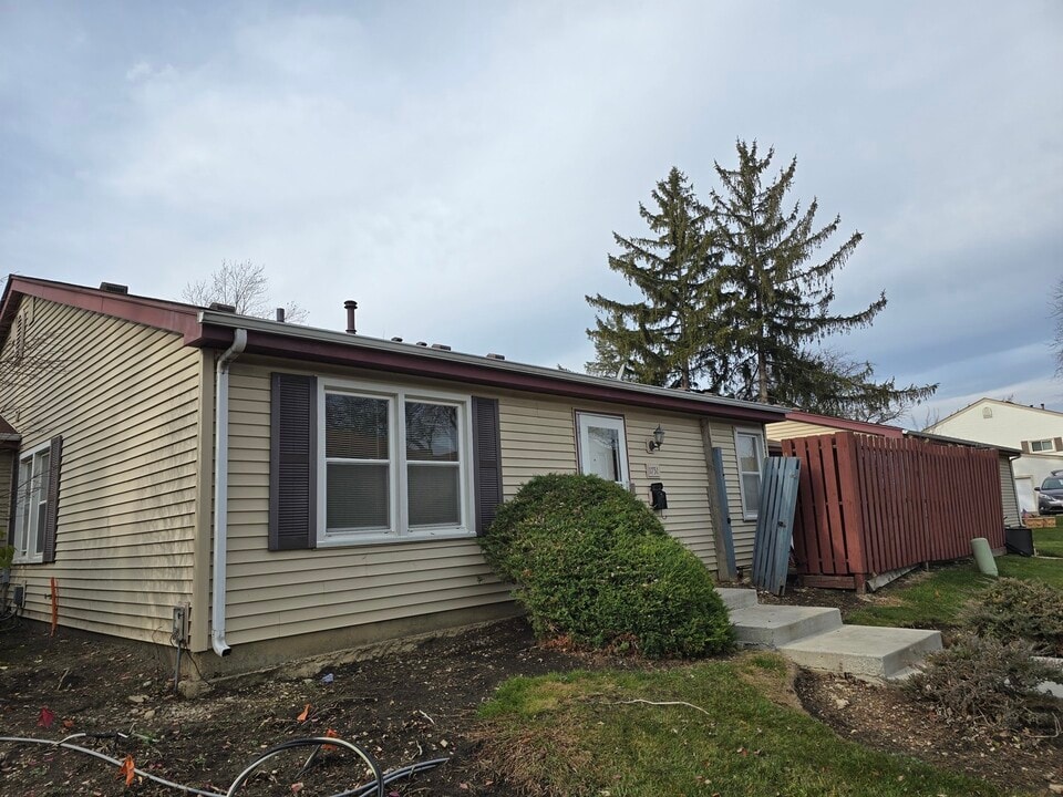 1751 Queensbury Cir in Hoffman Estates, IL - Building Photo