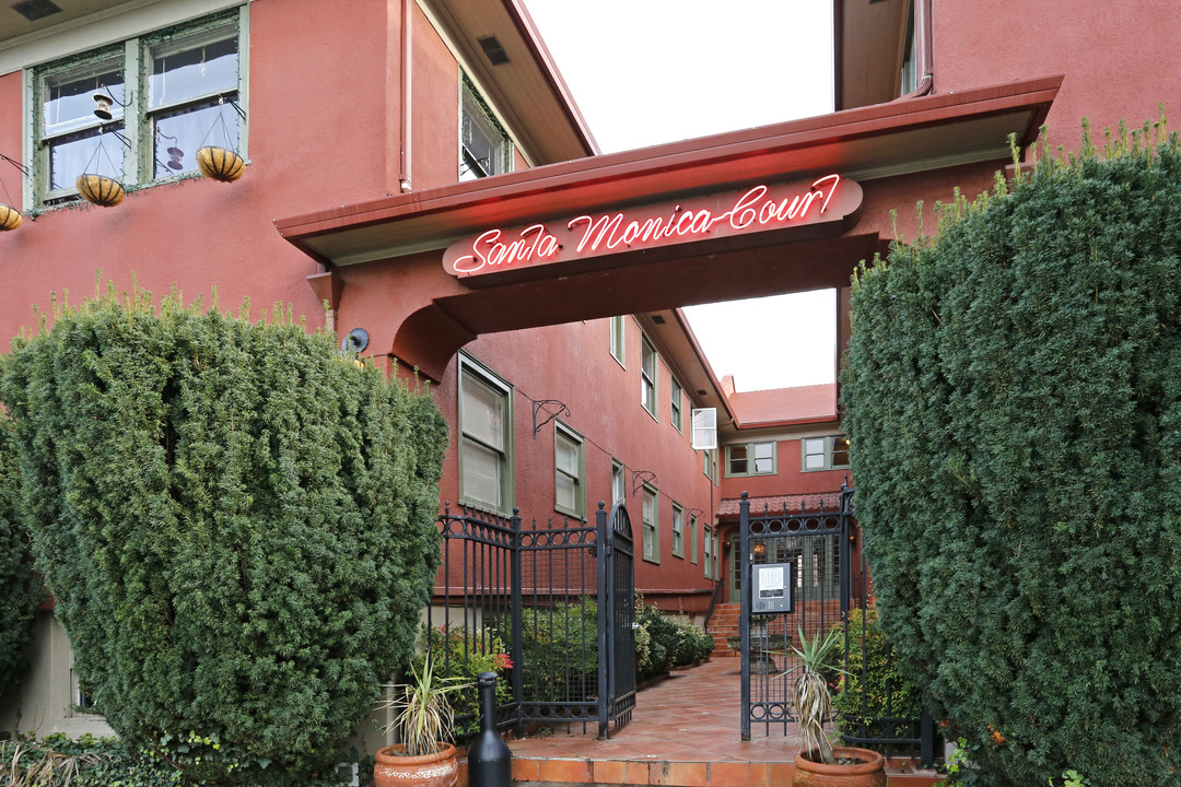 Santa Monica Court Apartments in Portland, OR - Foto de edificio