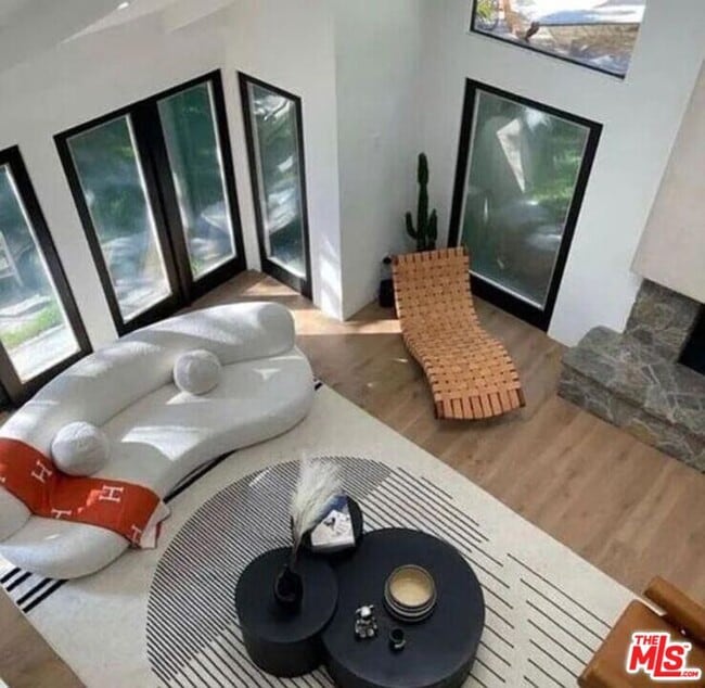 1561 Clear View Dr in Beverly Hills, CA - Building Photo - Building Photo