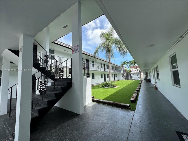 2500 Johnson St in Hollywood, FL - Building Photo - Building Photo