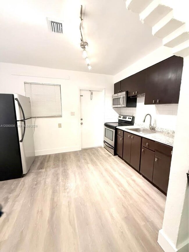 209 NW 10th St in Hallandale Beach, FL - Building Photo - Building Photo