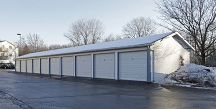 Beech Pointe Senior Apartments in Kenosha, WI - Foto de edificio - Building Photo