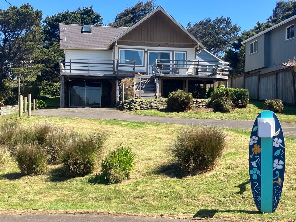 3720 NW Keel Ave in Lincoln City, OR - Building Photo