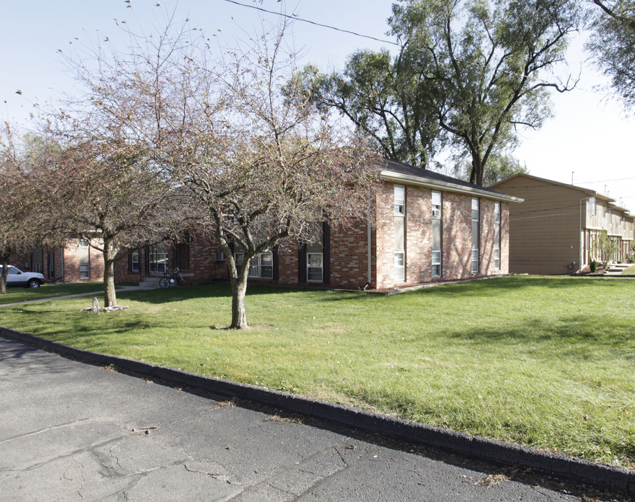 Crestwood in Clive, IA - Building Photo