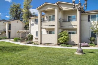 University Plaza in Fresno, CA - Foto de edificio - Building Photo