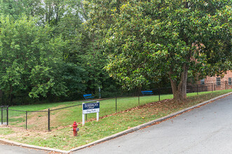 Barracks West in Charlottesville, VA - Foto de edificio - Building Photo