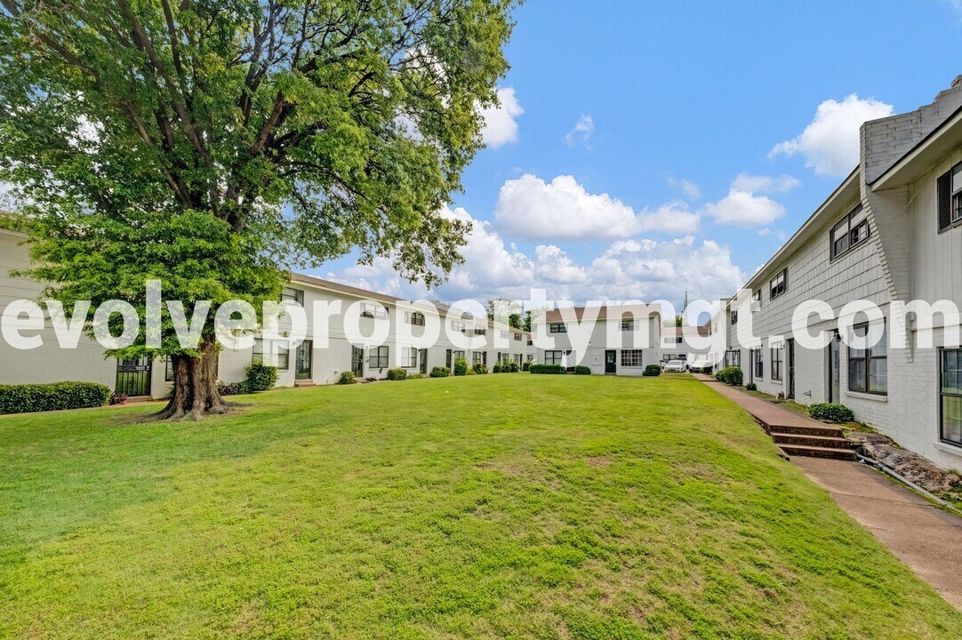 674 Hobbs Dr in Memphis, TN - Building Photo