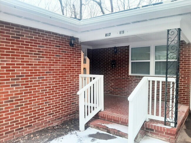 819 W Markham Ave in Durham, NC - Building Photo - Building Photo