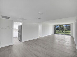 3700 Oaks Clubhouse Dr in Pompano Beach, FL - Building Photo - Building Photo
