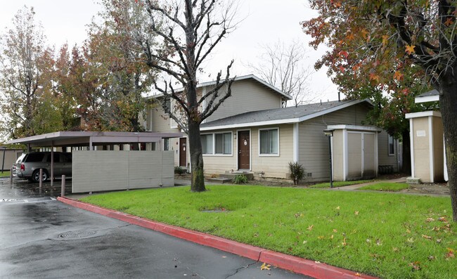 Randall Townhomes in Fontana, CA - Foto de edificio - Building Photo