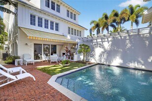 477 3rd Ave S in Naples, FL - Building Photo