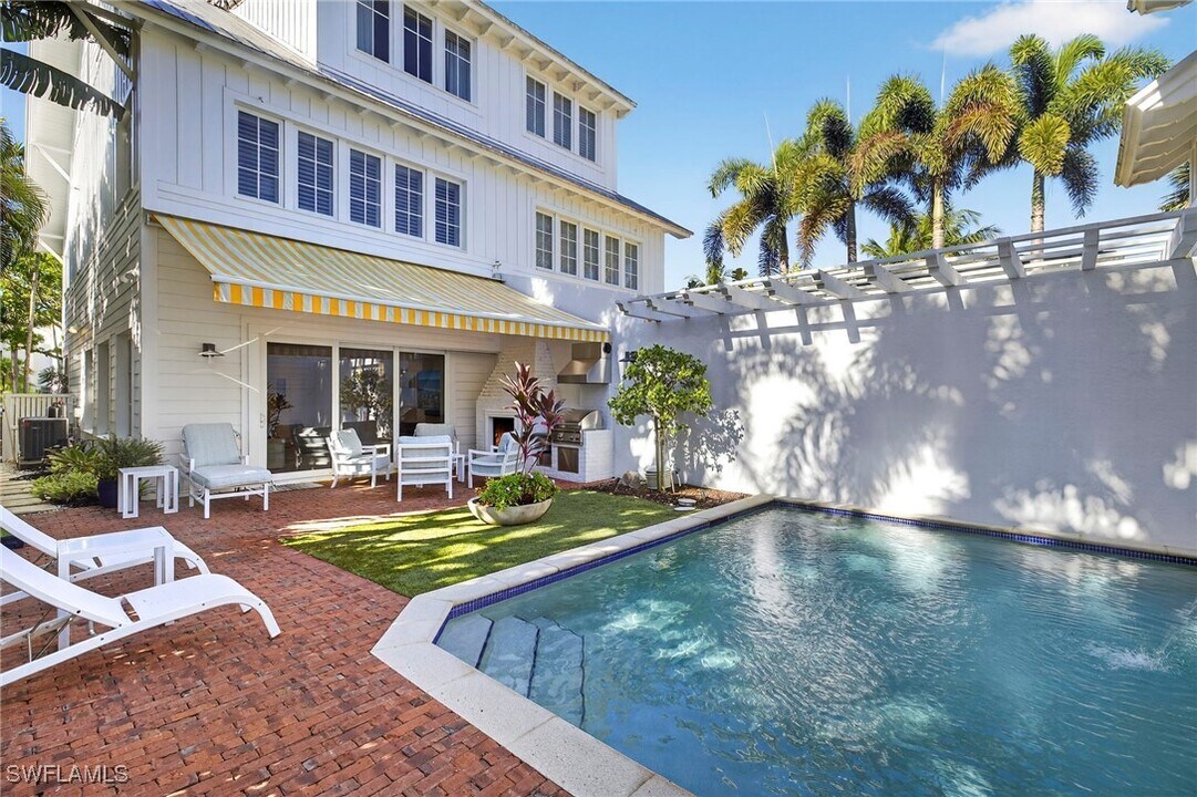 477 3rd Ave S in Naples, FL - Building Photo