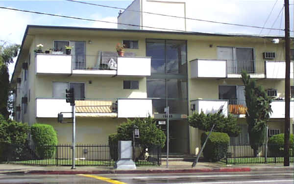 15855 Saticoy St in Van Nuys, CA - Building Photo - Building Photo