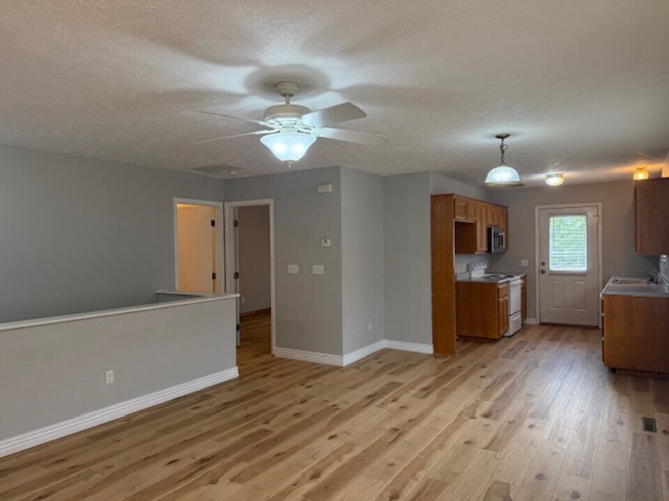 1721 S 10th Ave in Ozark, MO - Foto de edificio