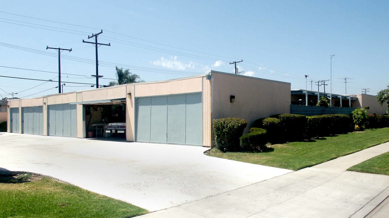 925-935 S Roanne St in Anaheim, CA - Building Photo