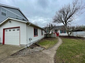 4527 SE 49th Ave in Portland, OR - Building Photo - Building Photo