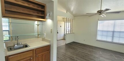 1057 Whitewater Trail in Desoto, TX - Building Photo - Building Photo