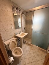 2068 33rd St, Unit 2 in Astoria, NY - Foto de edificio - Building Photo