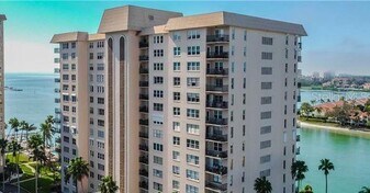 5220 Brittany Dr S in St. Petersburg, FL - Building Photo