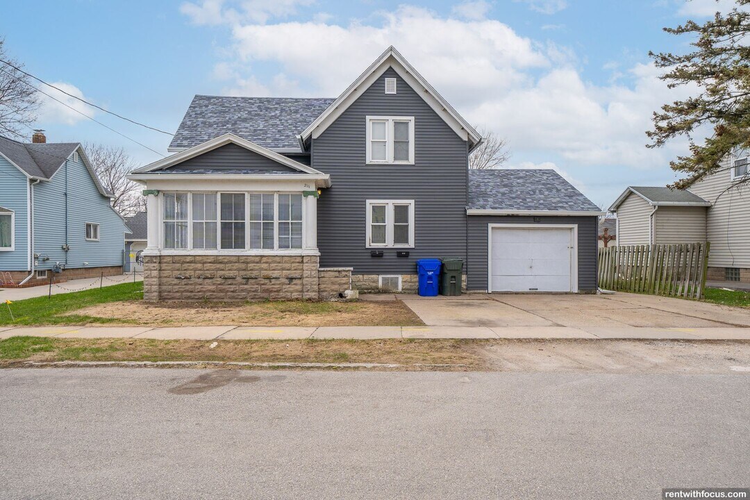 211 Oak St, Unit 211 1/2 in Kaukauna, WI - Building Photo