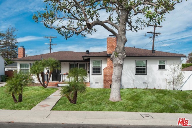 6843 W 85th Pl, Unit 0 in Los Angeles, CA - Building Photo - Building Photo