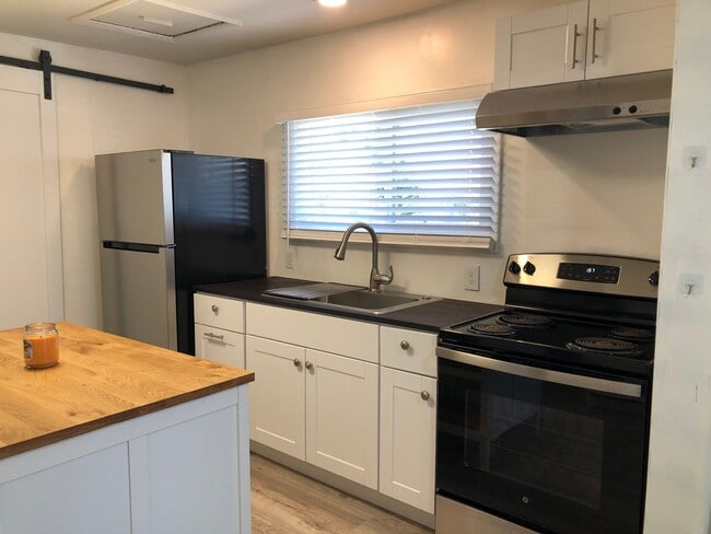 307 W 8th St in The Dalles, OR - Building Photo - Building Photo