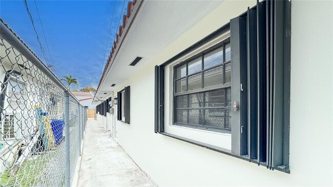 2615 SW 32nd Ct in Miami, FL - Foto de edificio - Building Photo