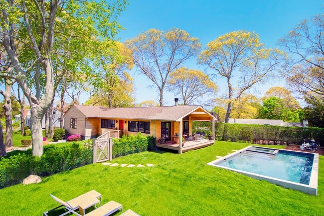 80 Cliff Dr in Sag Harbor, NY - Building Photo - Building Photo