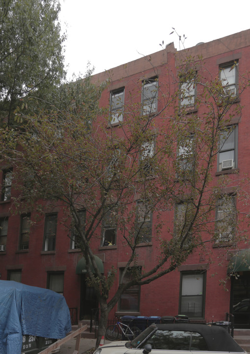 686 Sackett St in Brooklyn, NY - Building Photo