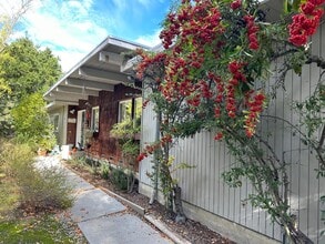 121 Escanyo Way in Menlo Park, CA - Building Photo - Building Photo