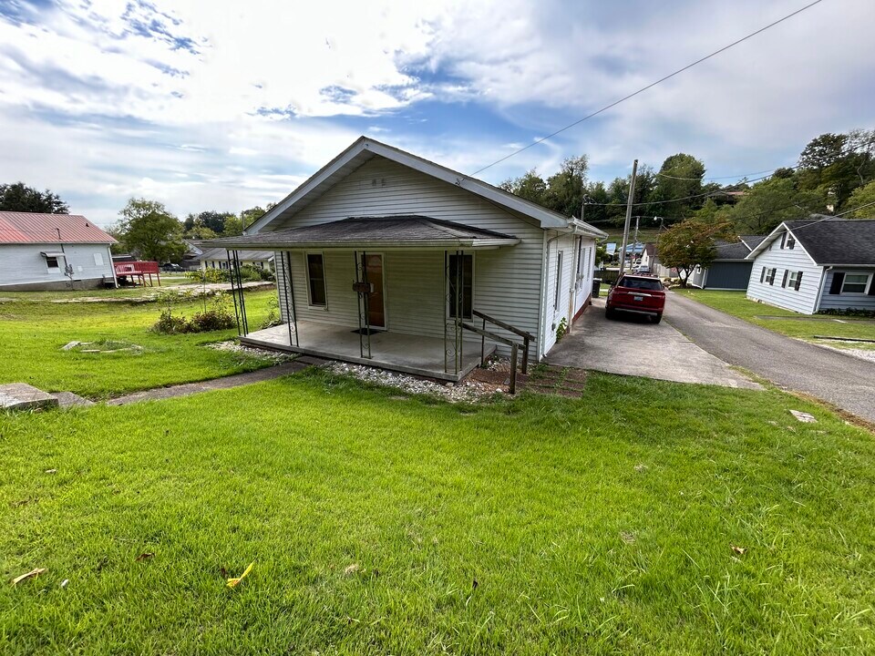 807 W 4th St in Corbin, KY - Foto de edificio