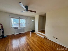 33 Victory Ct in Metuchen, NJ - Building Photo - Building Photo