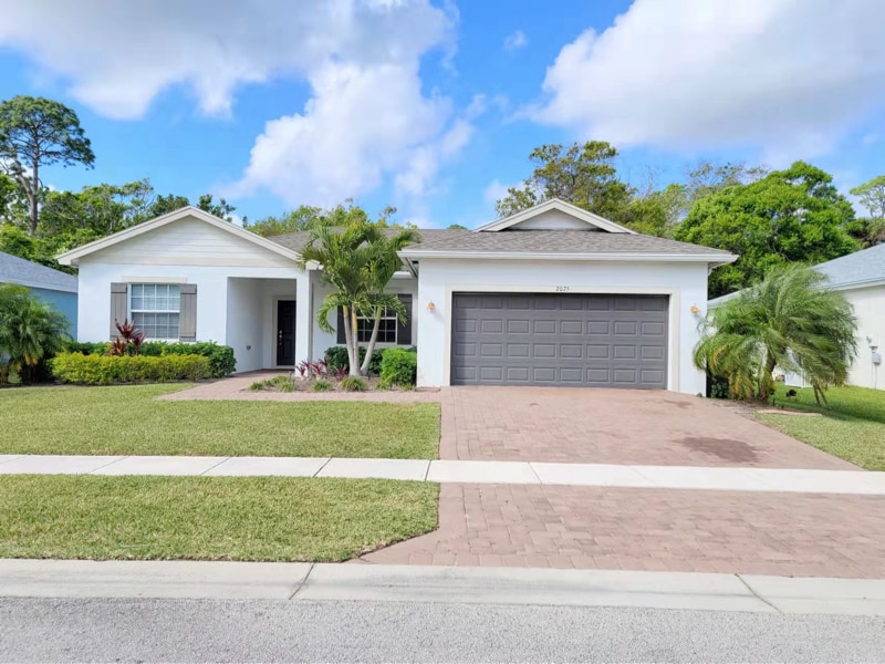 2075 46th Ave in Vero Beach, FL - Building Photo