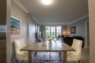 250 Jacaranda Dr in Plantation, FL - Building Photo - Building Photo