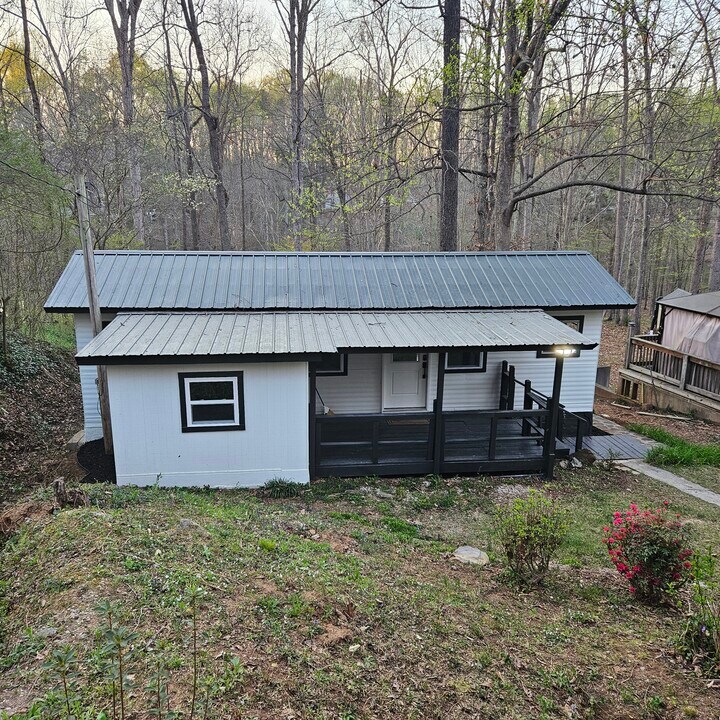220 Gumlog Dr in Lavonia, GA - Building Photo