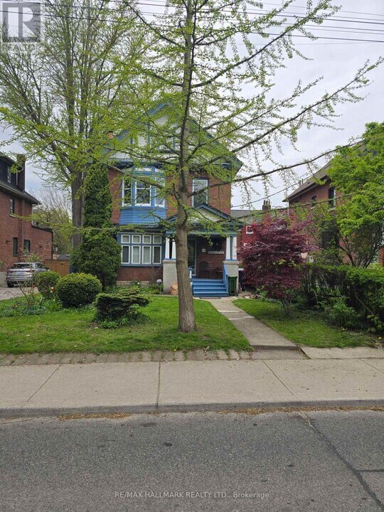198-198 Rusholme Rd in Toronto, ON - Building Photo