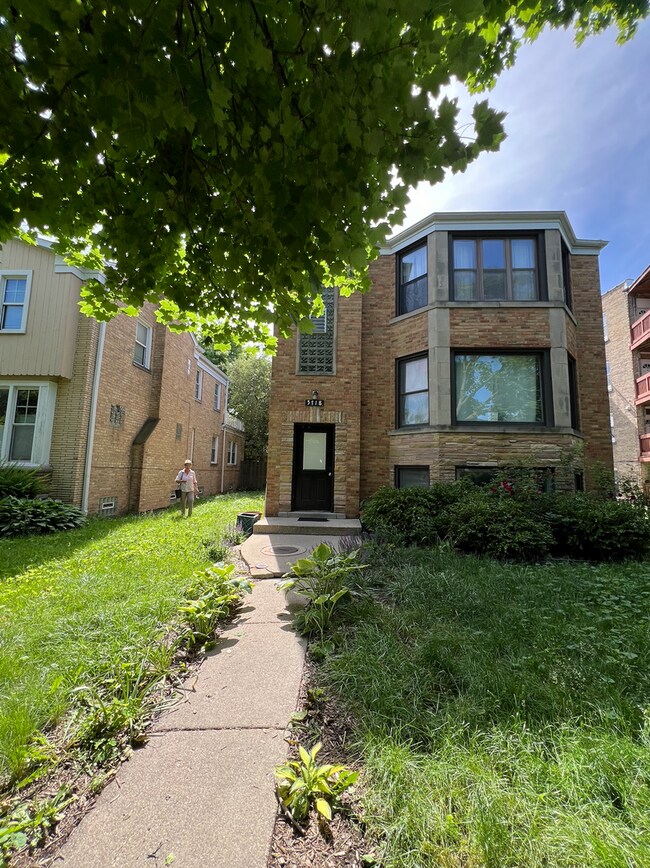5718 N Mozart St in Chicago, IL - Building Photo - Building Photo