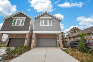 1502 Hussion St in Houston, TX - Building Photo